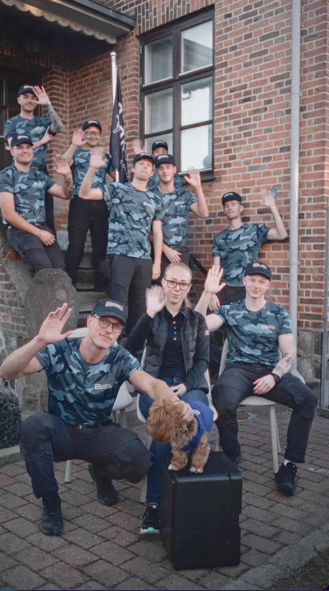 Holdet vinker foran kontoret